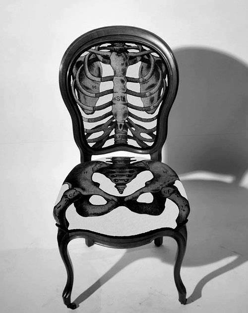 Cadeira com encosto e assento lembrando uma costela humana