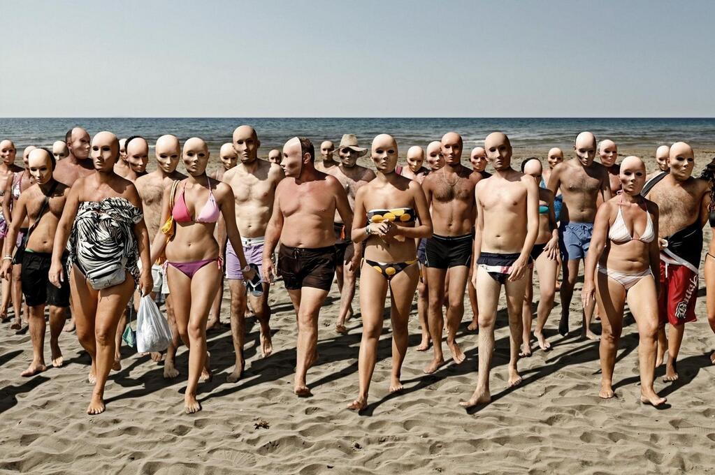 Pessoas saindo do mar em roupa de banho e usando mascaras esqusiitas